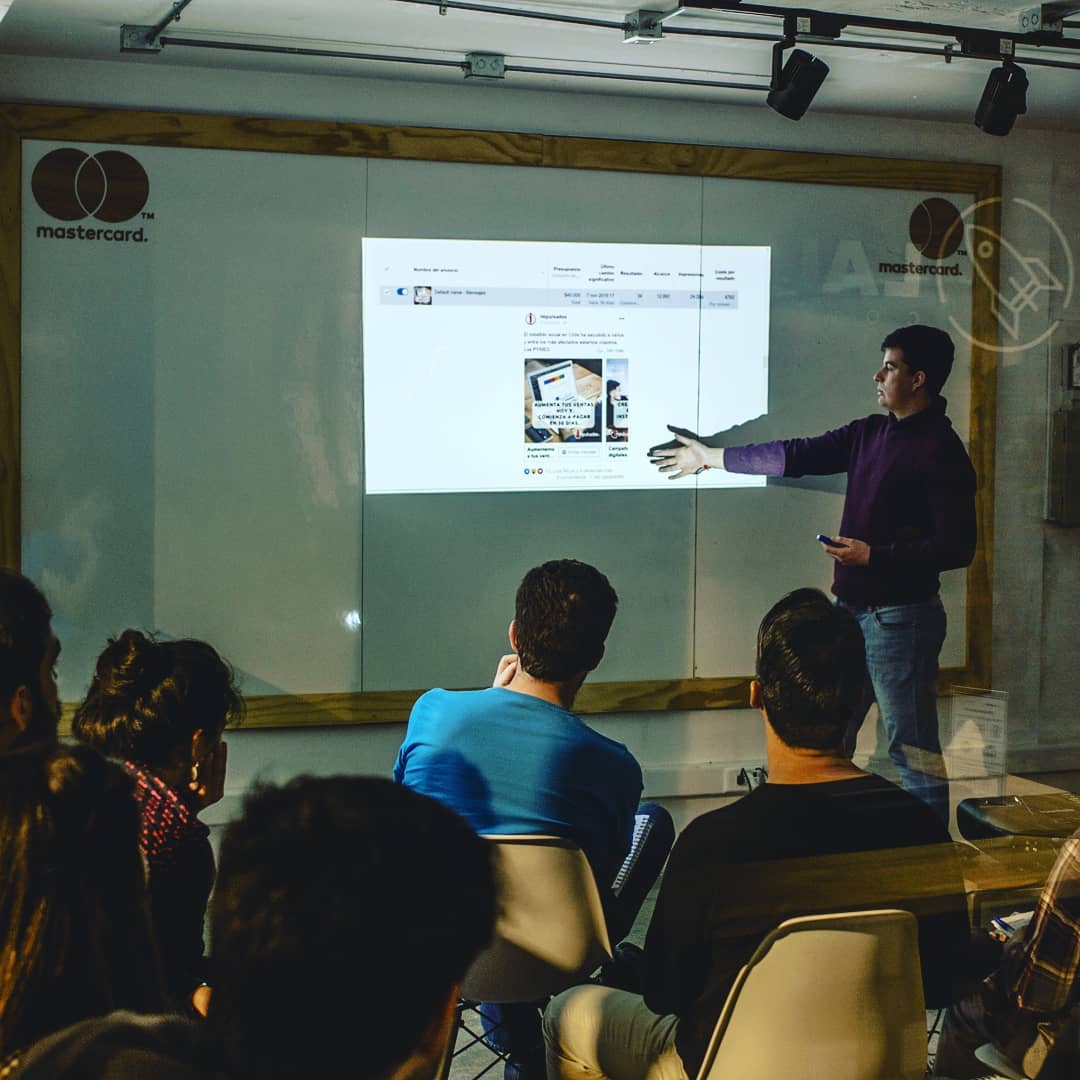 Fabián Ávila en relatoría para emprendedores